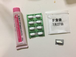 抗がん剤8錠、保湿クリーム1本、ケロイド予防のカプセル1錠、心療内科処方の粉薬1袋